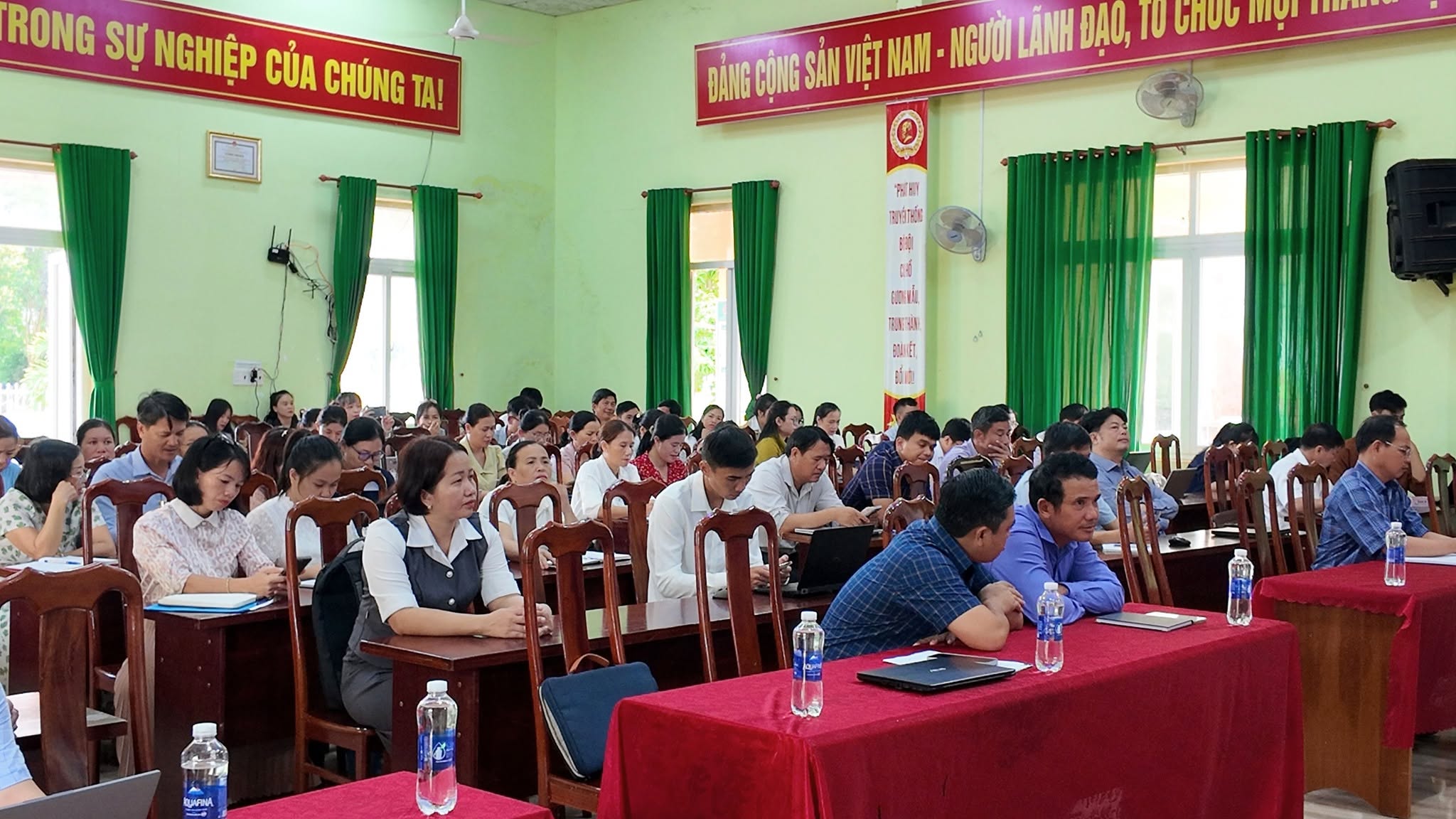 EA WY TẬP HUẤN AI CHO CÁN BỘ, CÔNG CHỨC, VIÊN CHỨC