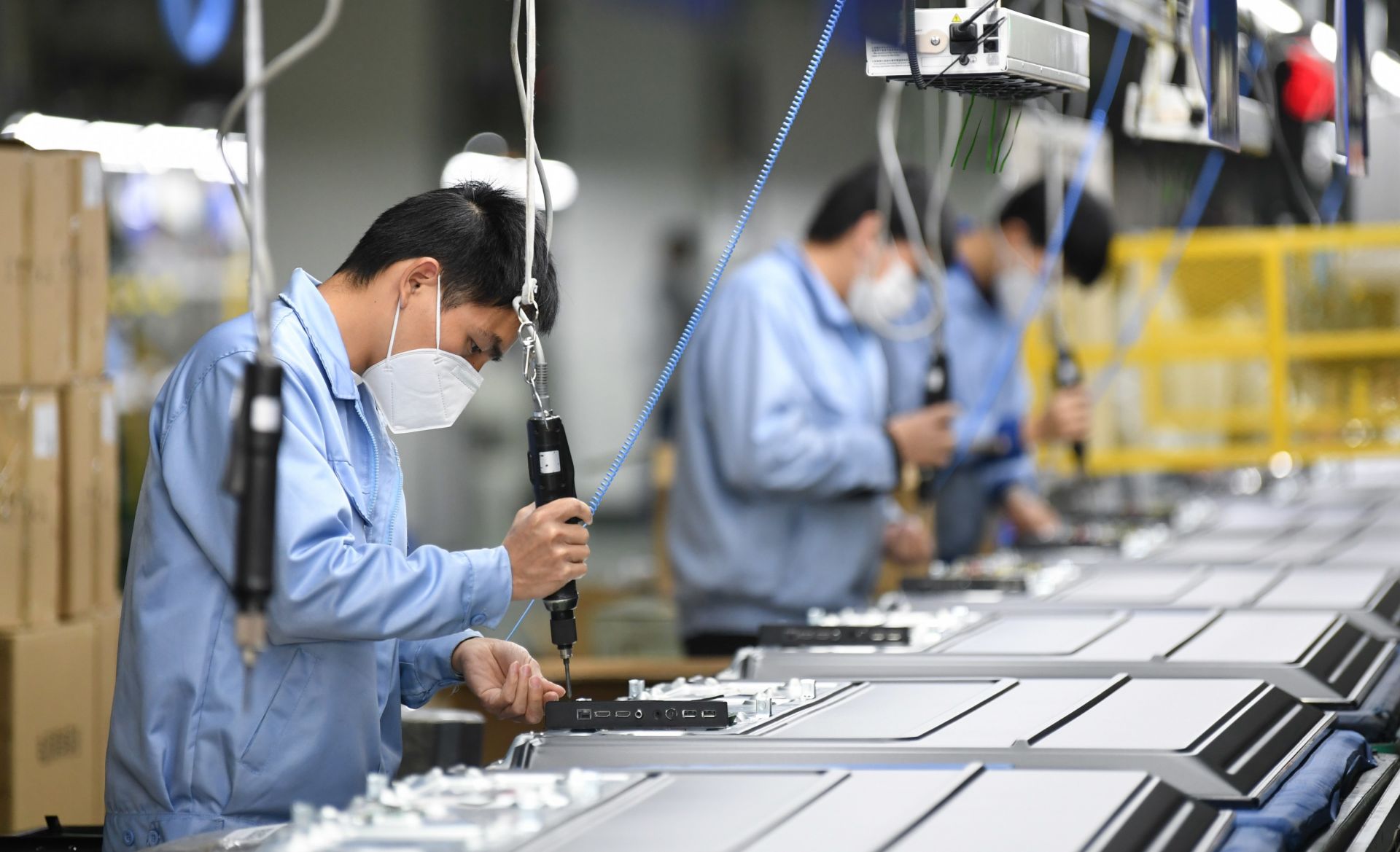 1556-223141-corona-employee.jpg