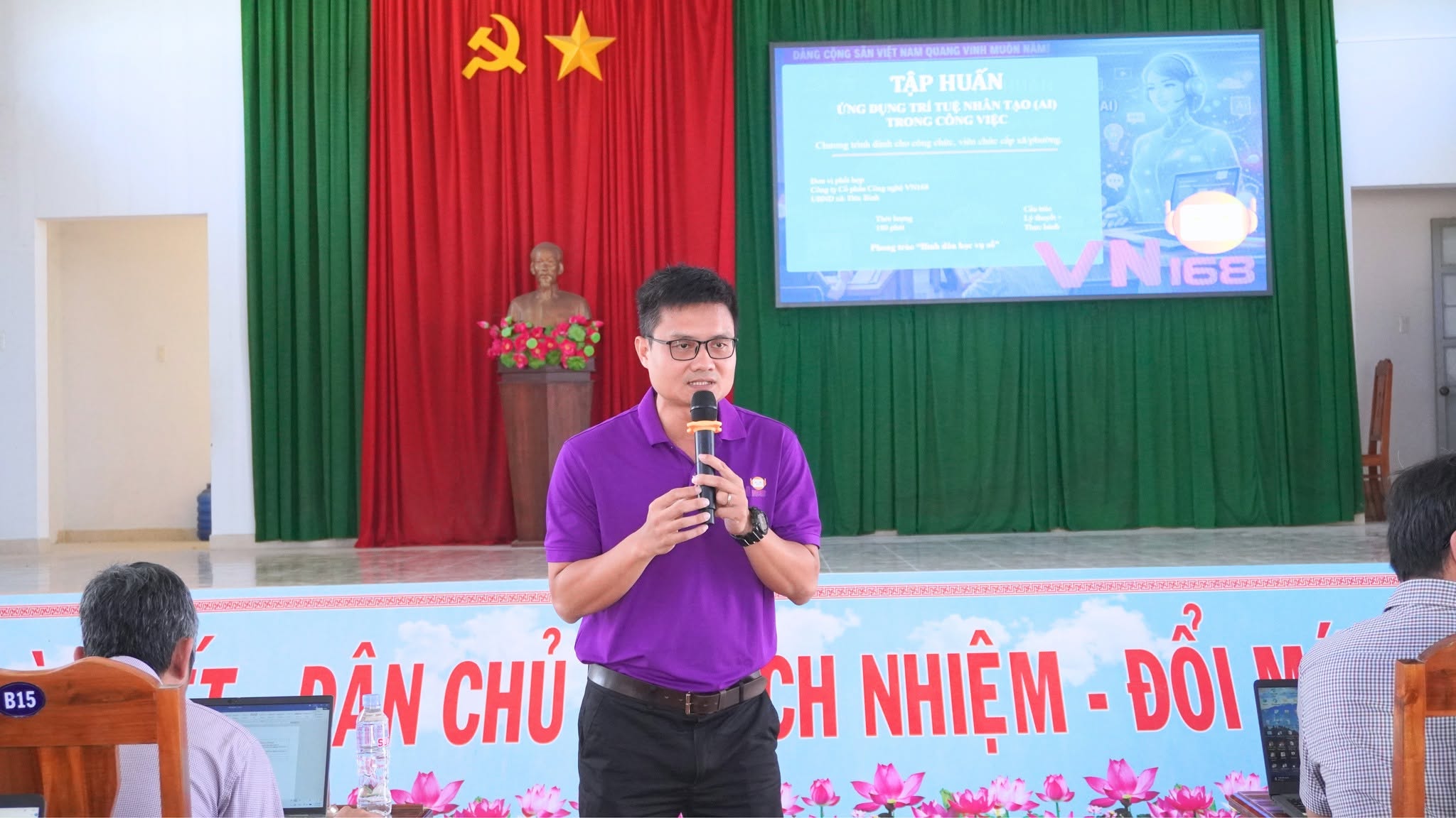 VN168 TỔ CHỨC TẬP HUẤN ỨNG DỤNG AI TRONG CÔNG VIỆC TẠI XÃ ĐỨC BÌNH
