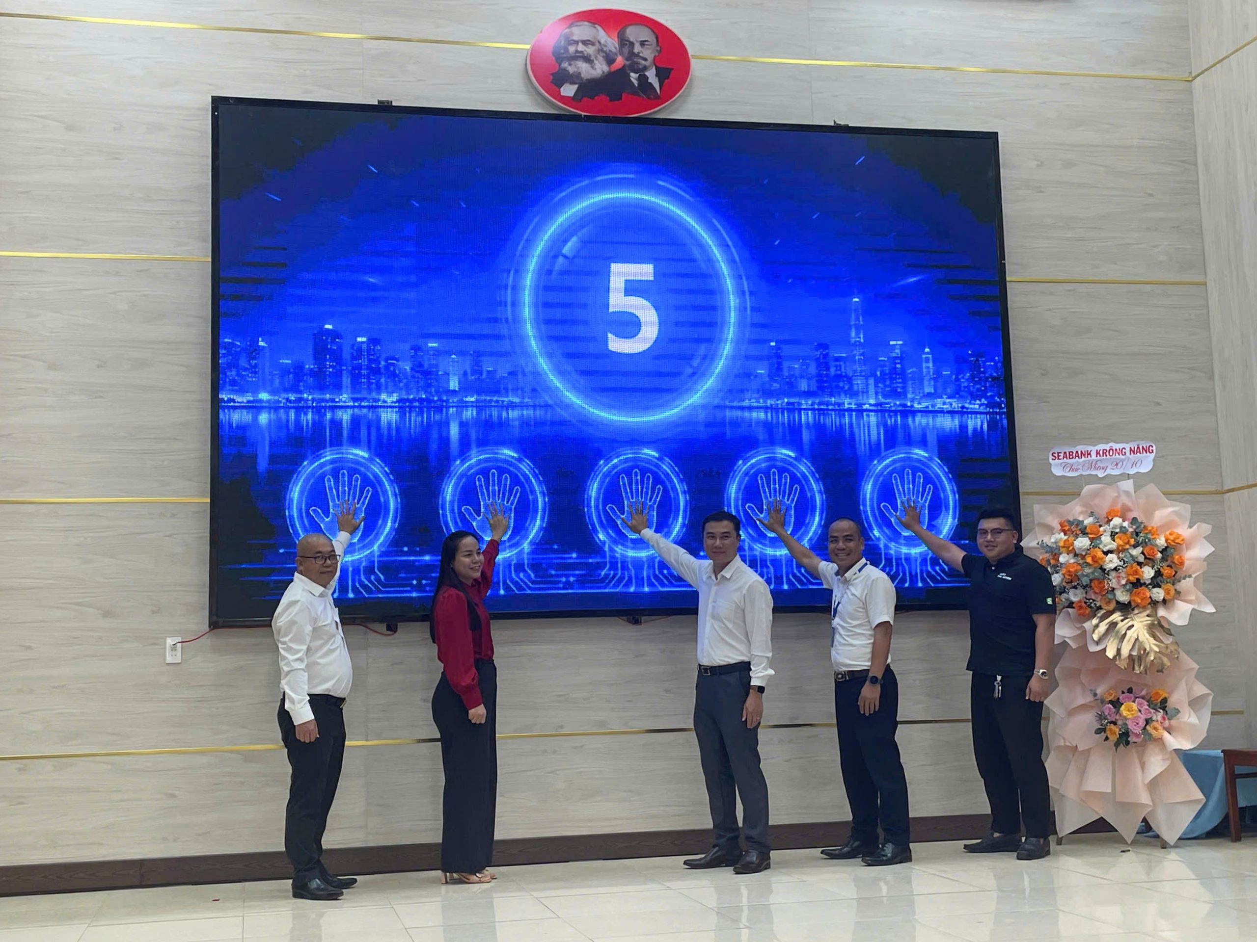 🚀 VN168 ĐỒNG HÀNH CÙNG KRÔNG NĂNG TRIỂN KHAI MÔ HÌNH “NÔNG THÔN SỐ – LÀM GIÀU TỪ CÔNG NGHỆ” UBND xã Krông Năng phối hợp cùng MobiFone Đắk Lắk và Công ty Cổ phần Công nghệ VN168 triển khai mô hình.jpg