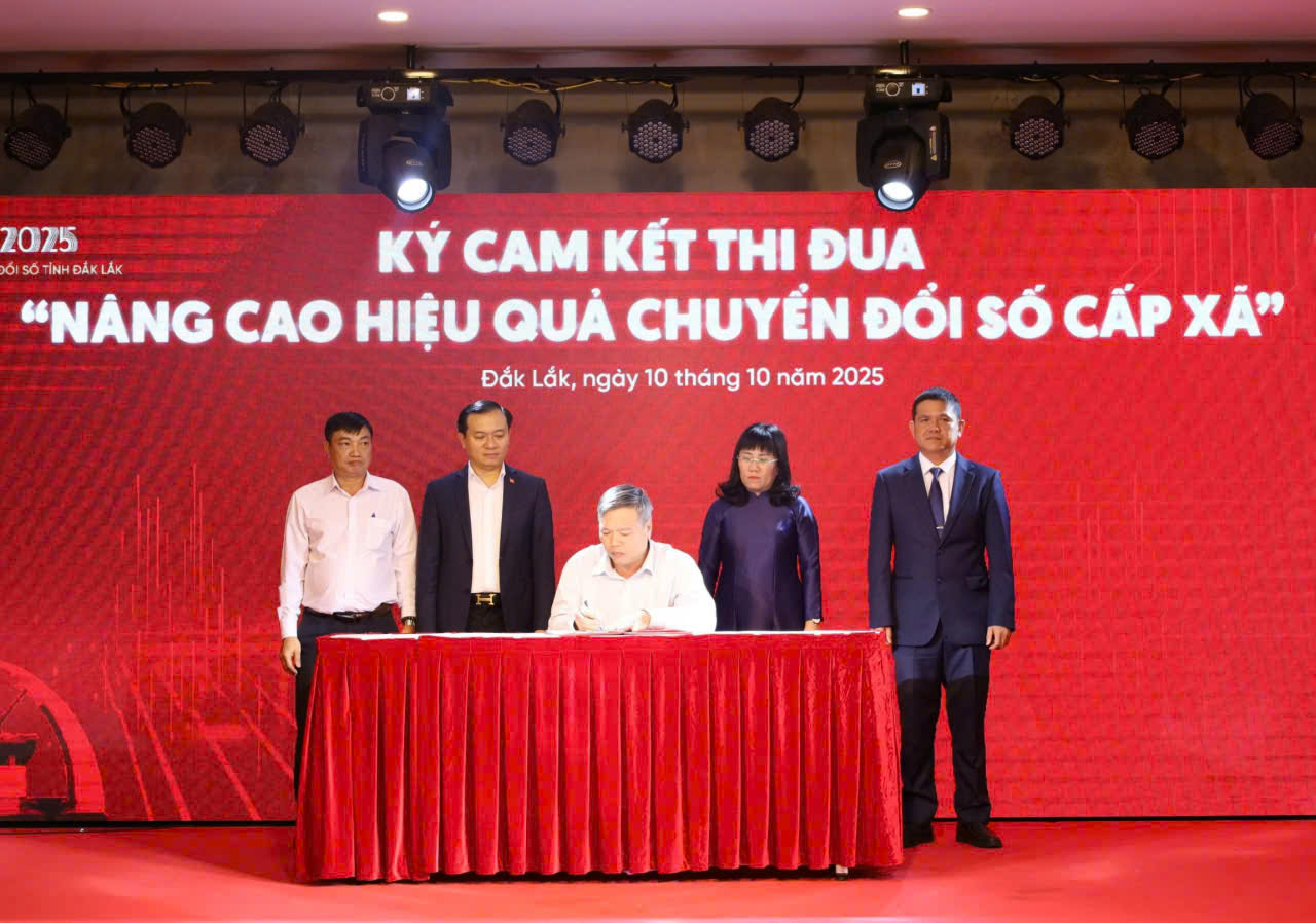 Các địa phương ký cam kết thi đua “Nâng cao hiệu quả chuyển đổi số cấp xã”.