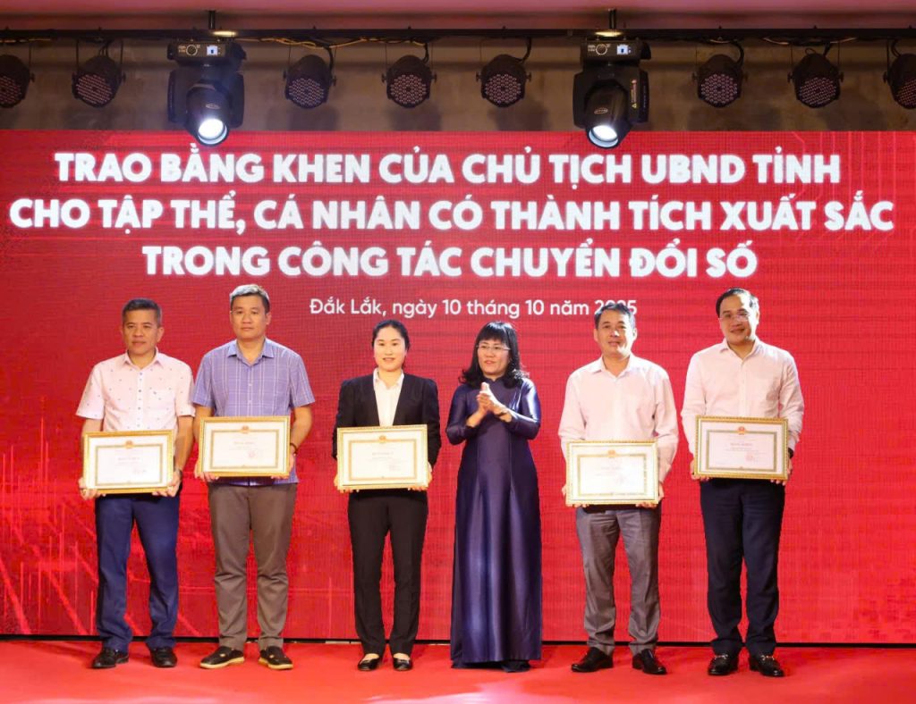 Các địa phương ký cam kết thi đua “Nâng cao hiệu quả chuyển đổi số cấp xã”.