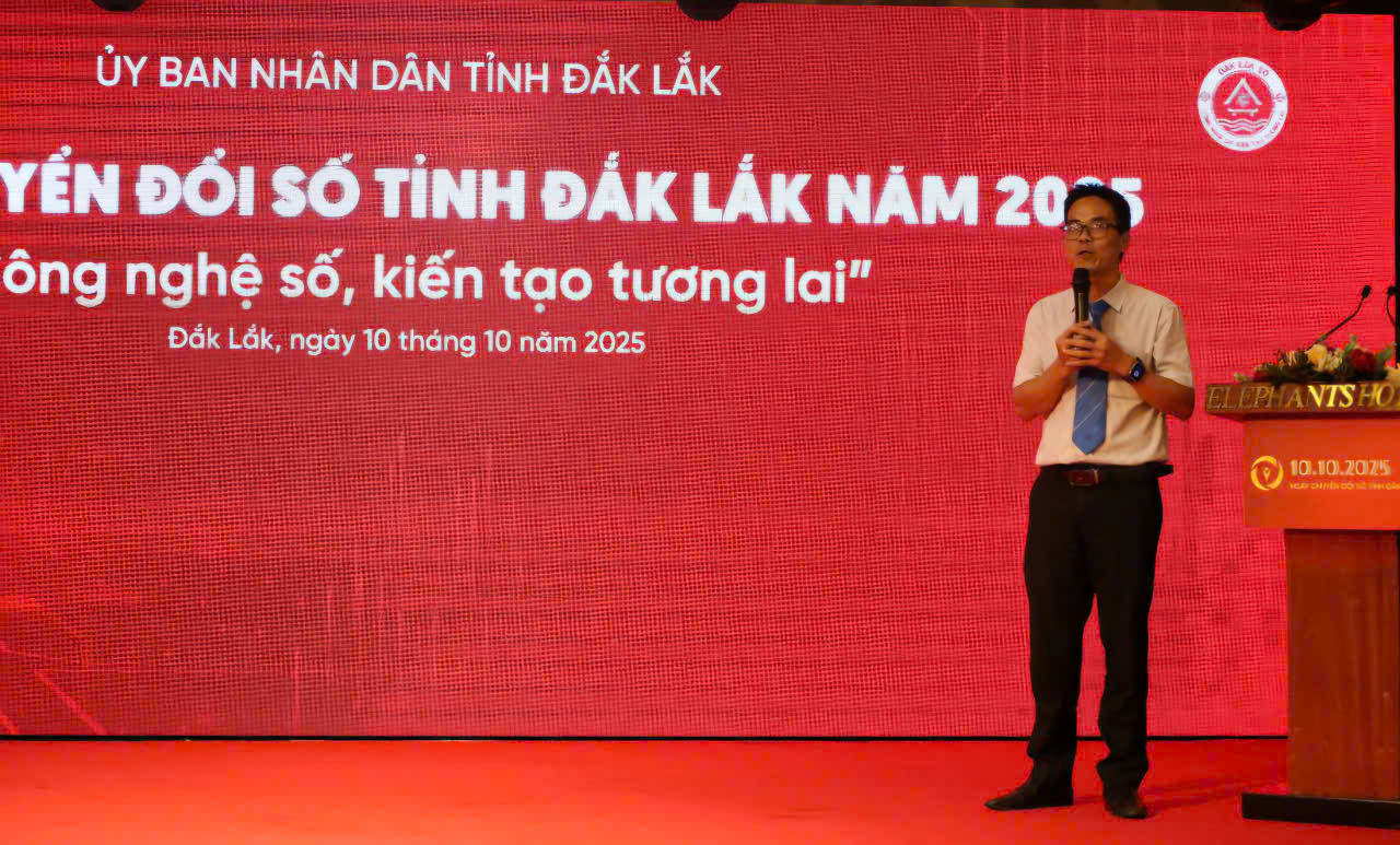 Ông Nguyễn Văn Thản – Phó Giám đốc VNPT Đắk Lắk chia sẻ giải pháp ứng dụng AI trong dịch vụ công.