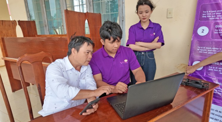 Cán bộ phường Cư Bao (tỉnh Đắk Lắk) được phổ biến công nghệ, áp dụng chuyển đổi số đến từng thôn, buôn trên địa bàn. Ảnh: Bảo Trung