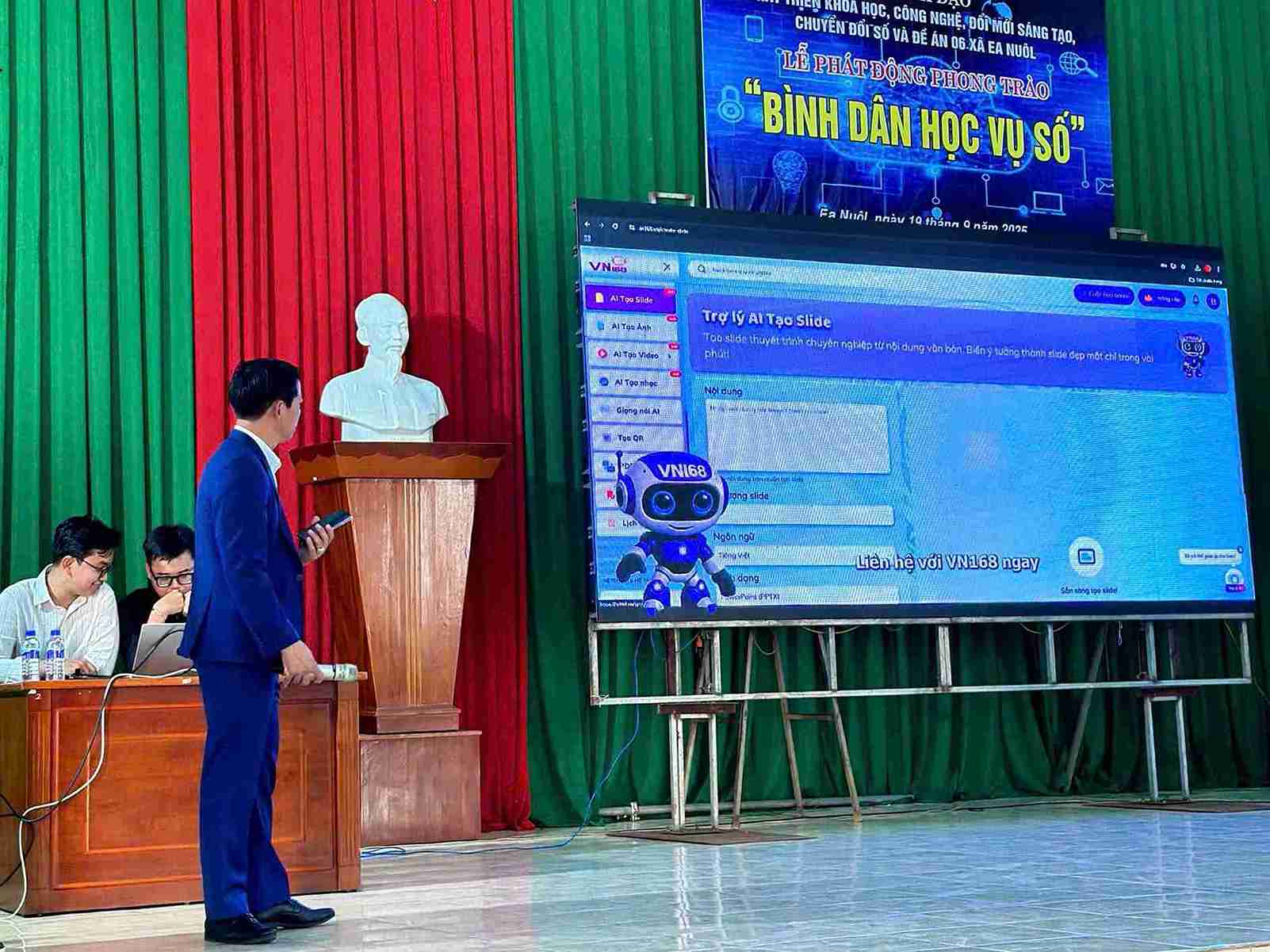 Một số nội dung được truyền tải đến người dân. Ảnh: Bảo Trung