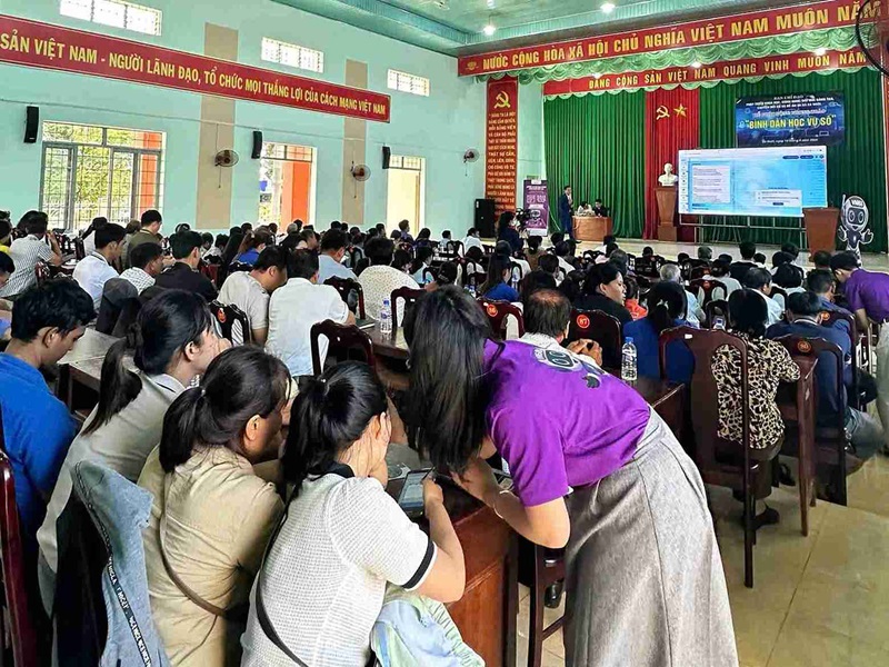 Người dân ở các thôn, buôn xã Ea Nuôl (tỉnh Đắk Lắk) được hướng dẫn tiếp cận, sử dụng các công cụ, ứng dụng công nghệ để áp dụng vào thực tiễn cuộc sống. Ảnh: Bảo Trung