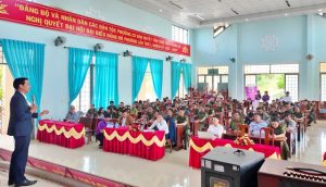 Ông Huỳnh Văn Kiều – Tổng Giám đốc Công ty cổ phần công nghệ VN168 chia sẽ các kỹ năng sử dụng công nghệ AI cho cán bộ phường Cư Bao (Đắk Lắk).