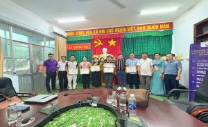 Ban tổ chức trao giấy chứng nhận hoàn thành chương trình tập huấn cho các học viên