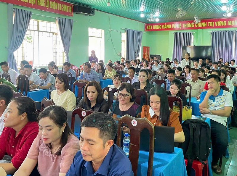 Người dân xã Ea Nuôl tham gia tập huấn kỹ năng số 