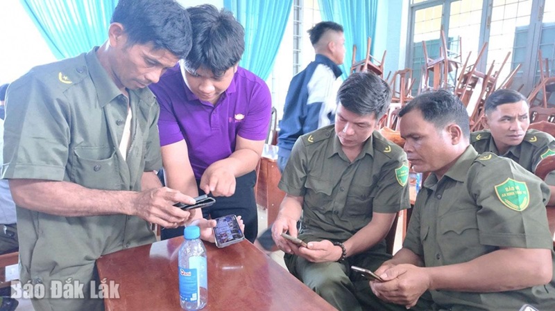 Nhân viên Công ty Cổ phần Công nghệ VN168 hướng dẫn cán bộ, người dân phường Cư Bao sử dụng công cụ AI.