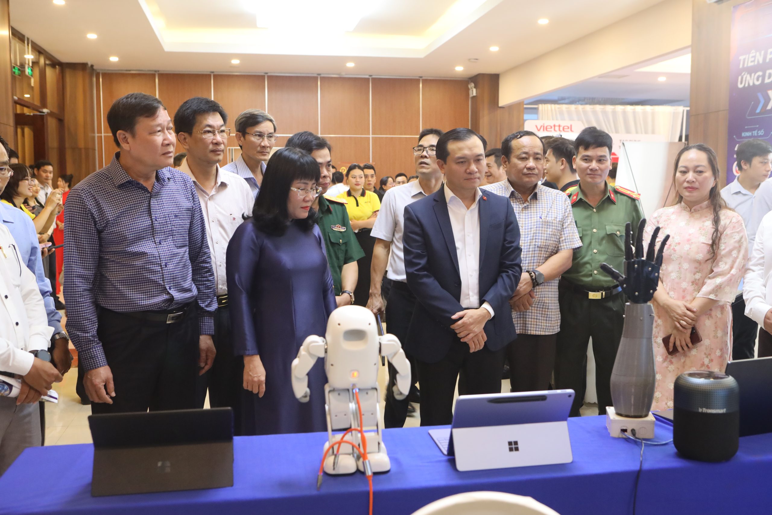 Các lãnh đạo tham quan gian hàng VN168