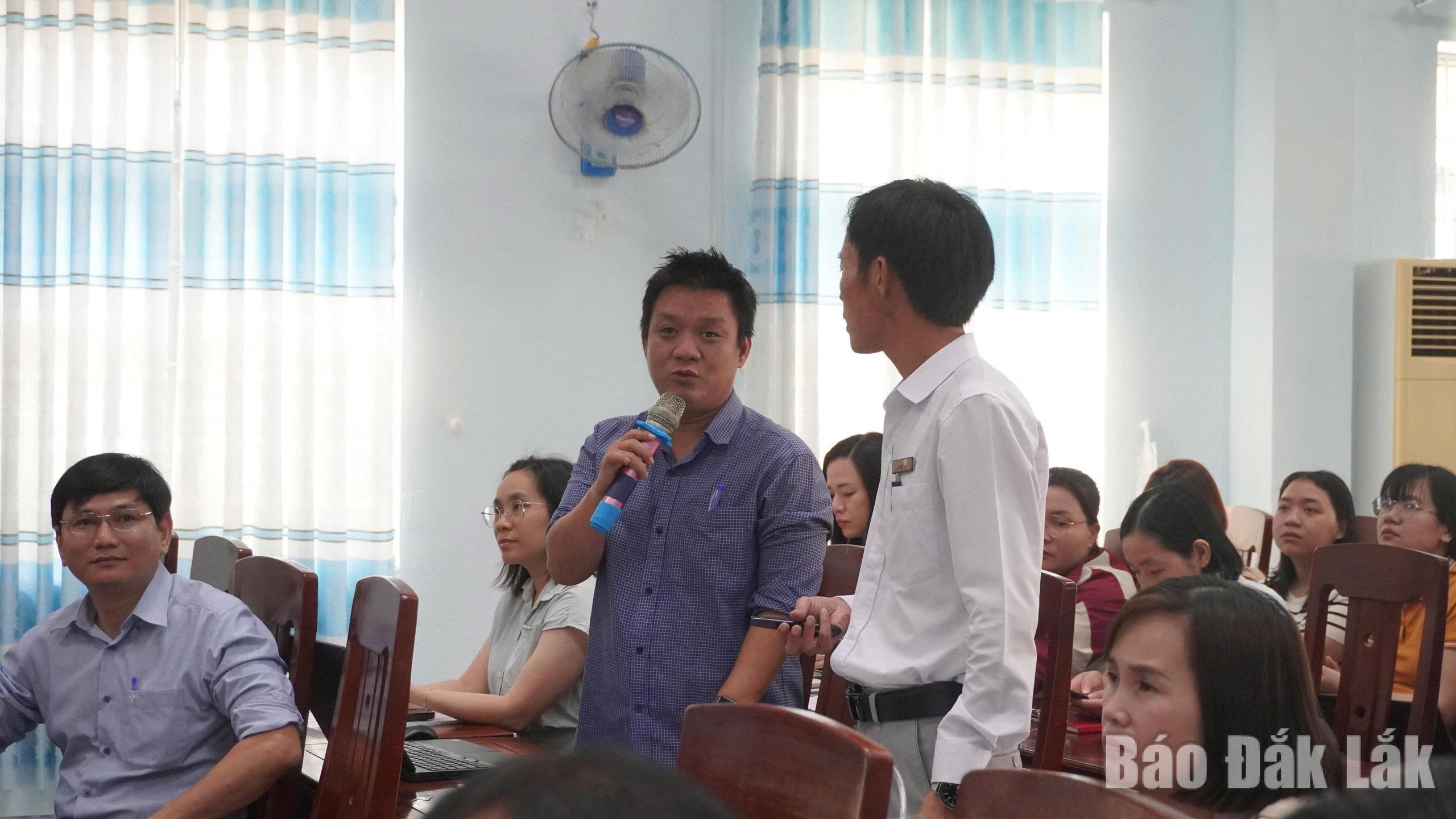 Học viên trao đổi về phương thức ứng dụng trí tuệ nhân tạo trong xử lý công việc.